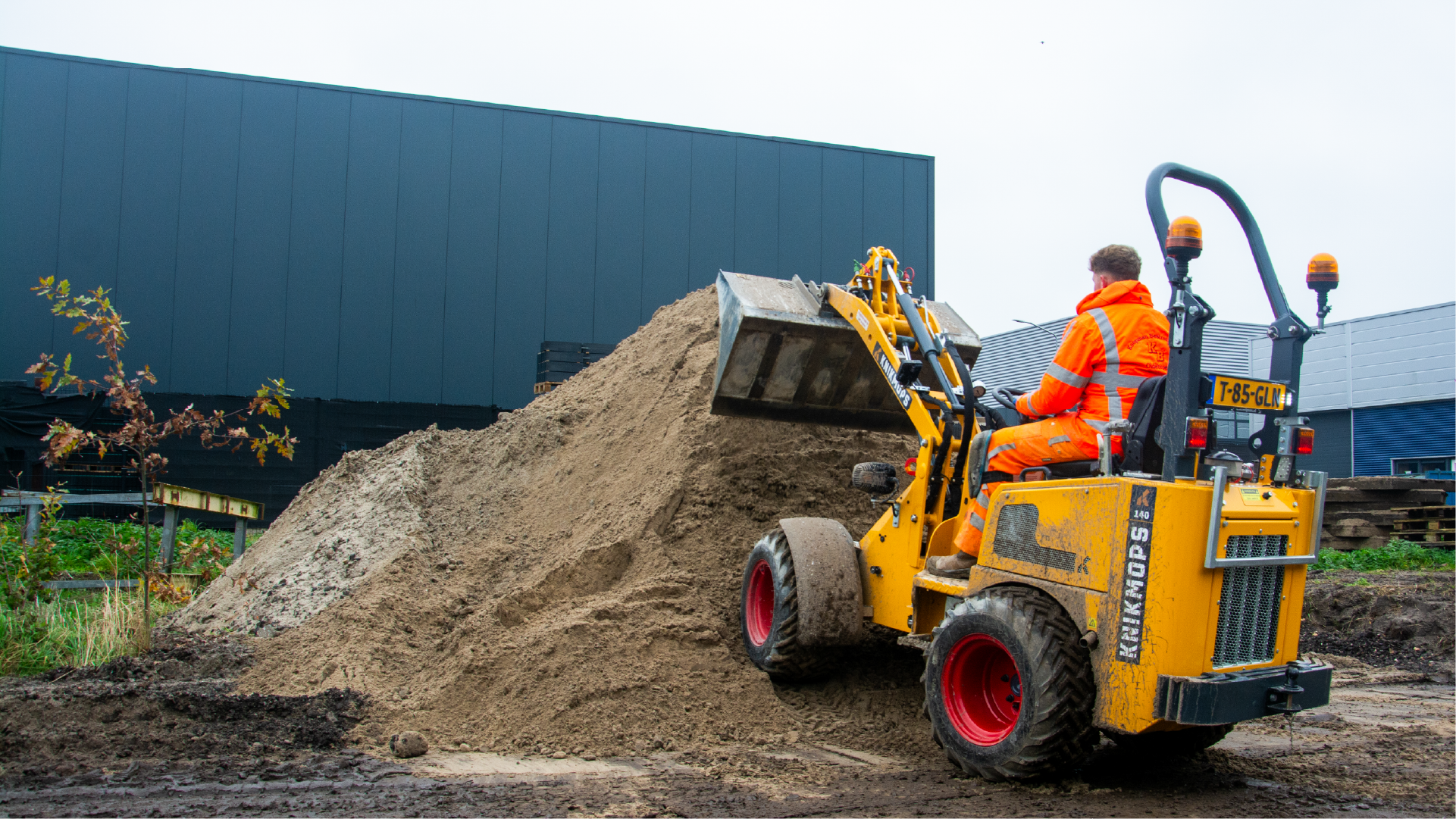 Knikmops kniklader in actie bij grondverzet — Veluwenkamp officieel importeur Nederland